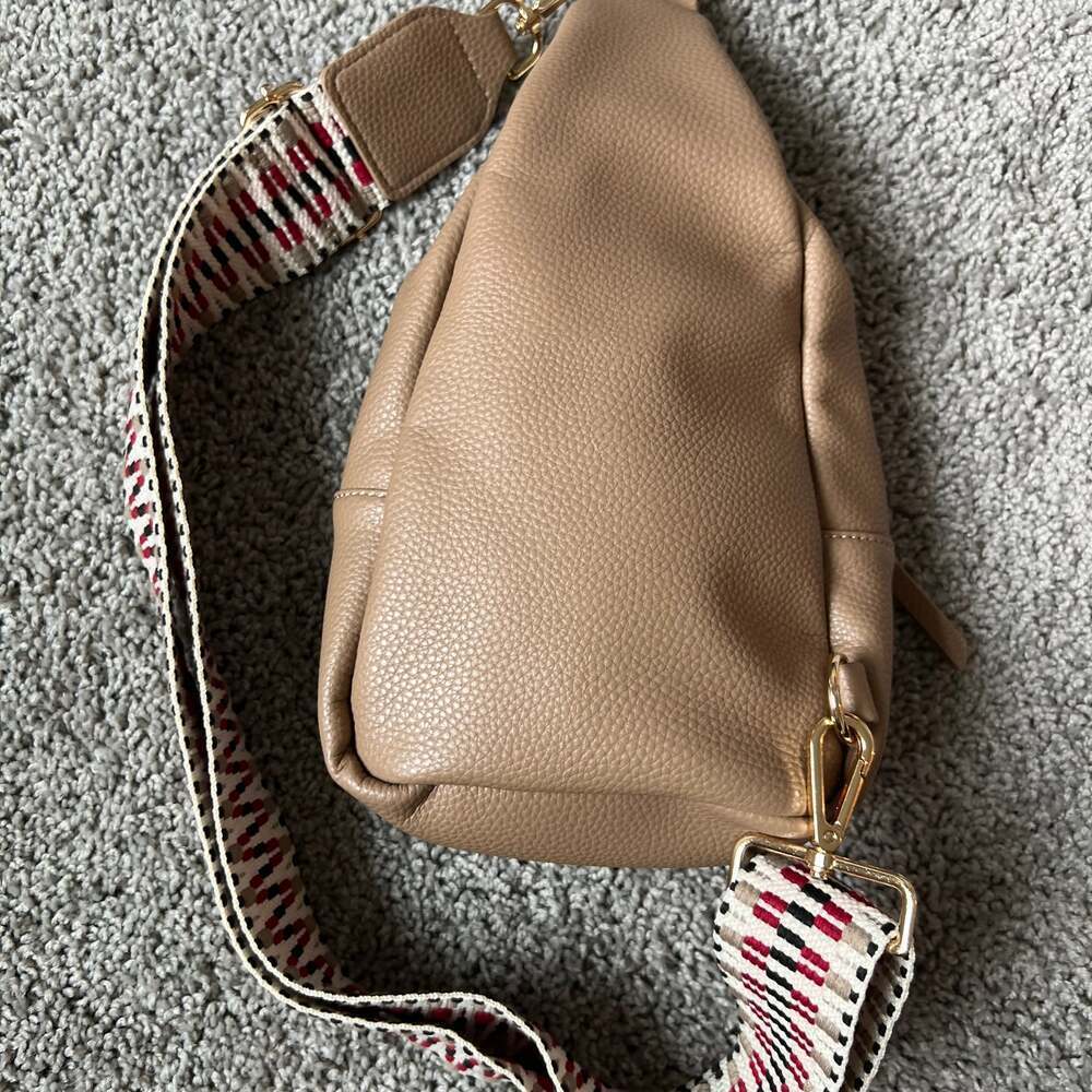 A LITTLE LAST MINUTE TAN SLING BAG - Picture 4 of 16